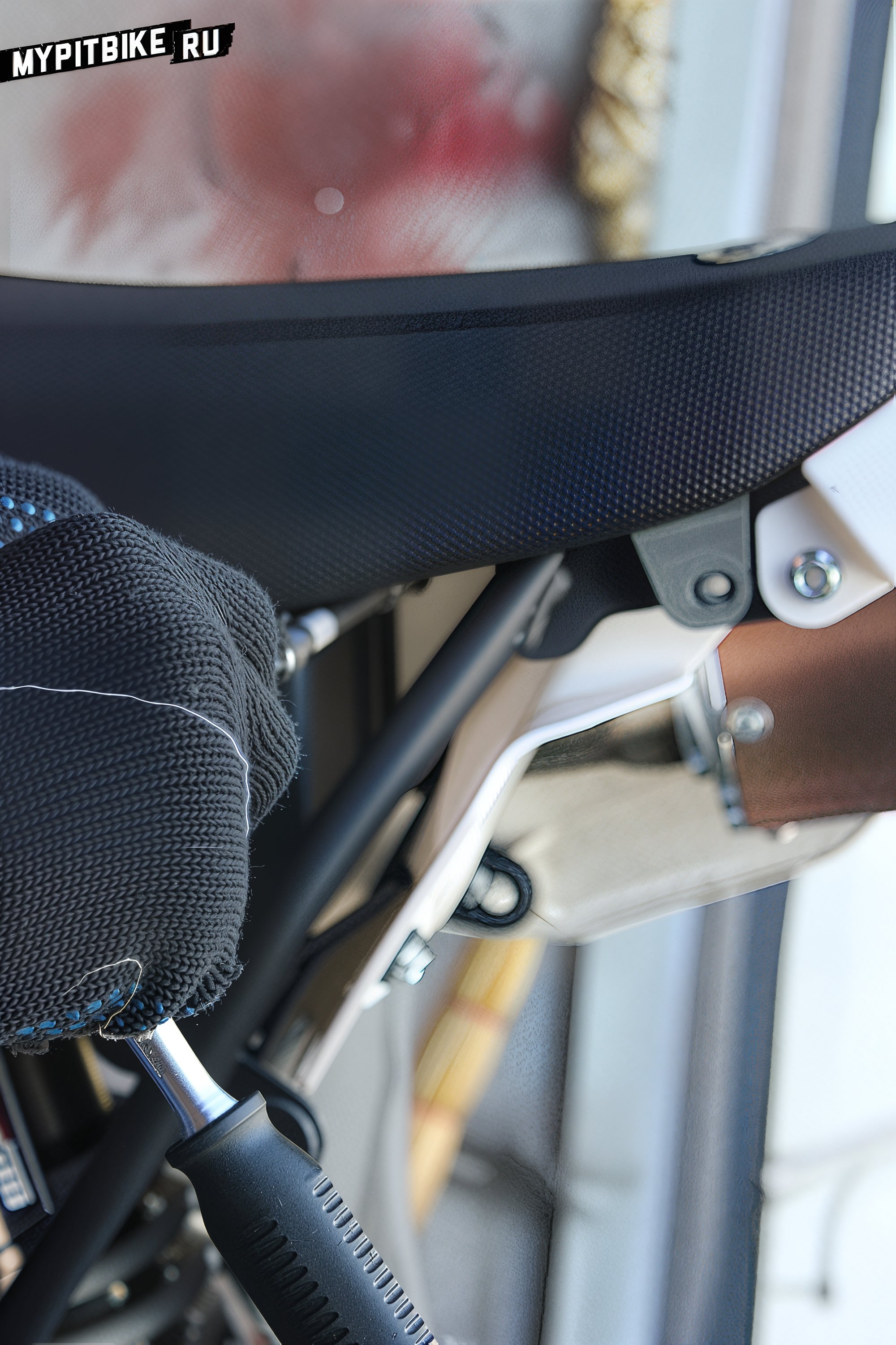 Unscrewing the filter box